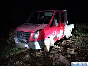 Pora nocna. Odzyskany przez policjantów pojazd.