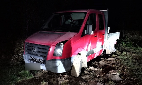 Pora nocna. Odzyskany przez policjantów pojazd.