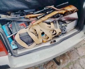 broń i narzędzia w bagażniku samochodu