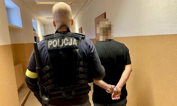 policjant z zatrzymanym
