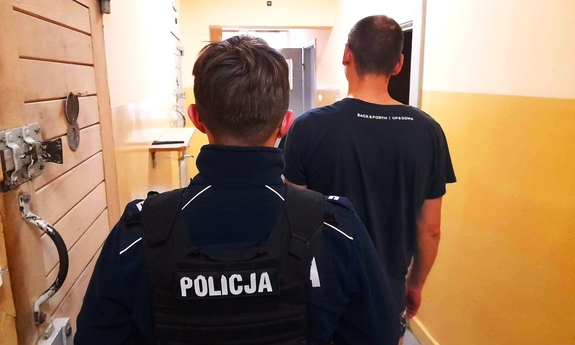 policjant z zatrzymanym