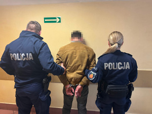 dwaj policjanci z zatrzymanym
