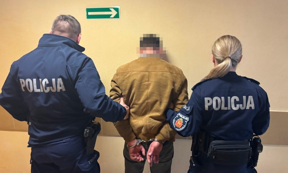 policjanci z zatrzymanym