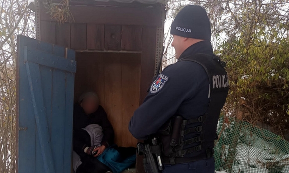 policjant na miejscu interwencji z kobietą
