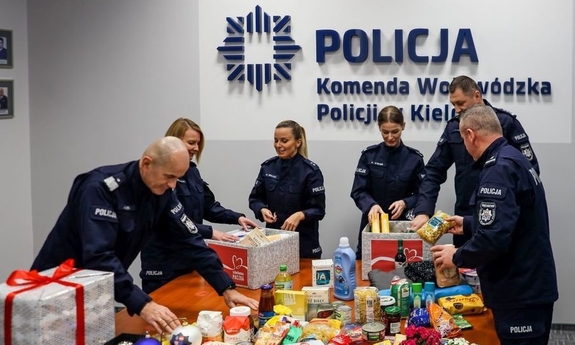 policjanci w trakcie pakowania paczek światecznych