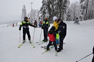 Policjanci rozmawiają z ludźmi na stoku