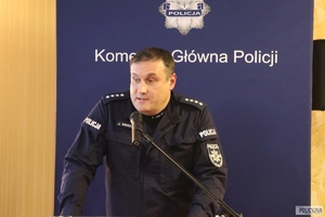 policjant przemawia stojąc przy mównicy