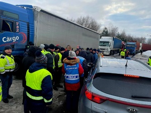 funkcjonariusze zespołu antykonfliktowego oraz kierowcy i samochody ciężarowe