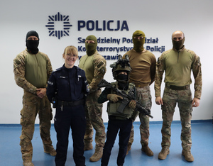 Bartek i funkcjonariusze  Samodzielnego Pododdziału Kontrterrorystycznego Policji w Warszawie w pomieszczeniu tej jednostki