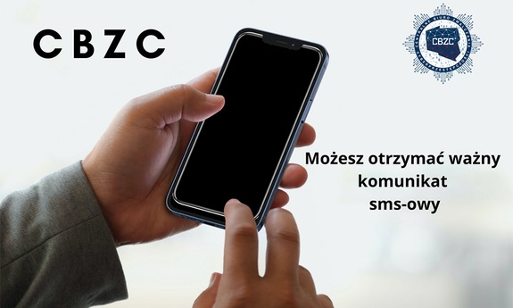 Smartfon trzymany w dłoniach. W lewym górnym napis CBZC, po prawej stronie napis Możesz otrzymać ważny komunikat sms-owy