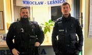 dwaj policjanci stoją w budynku recepcji Komisariatu Policji Wrocław - Leśnica