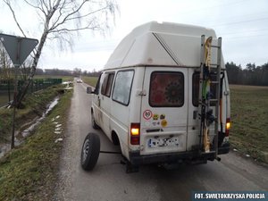 pojazd z uszkodzonym kołem na drodze