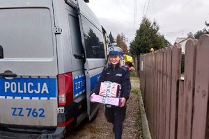 policjanci przynoszący prezenty