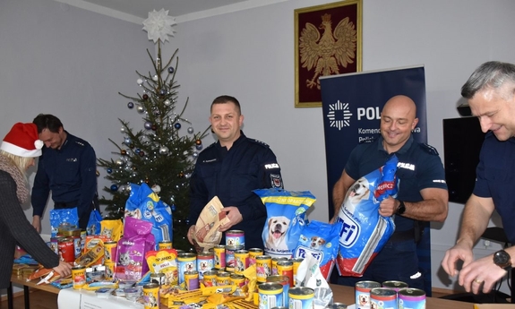 policjanci i pracownicy Policji pakują paczki