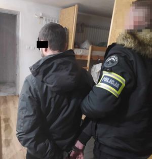 policjant z zatrzymanym