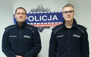 na zdjęciu dwóch umundurowanych policjantów