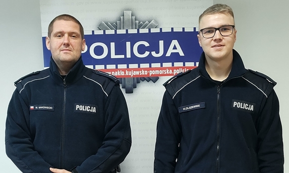 na zdjęciu dwóch umundurowanych policjantów