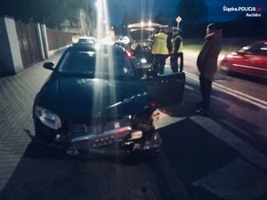 Pora nocna. Rozbite auto i policjanci.