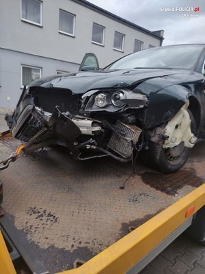 Uszkodzone auto na lawecie