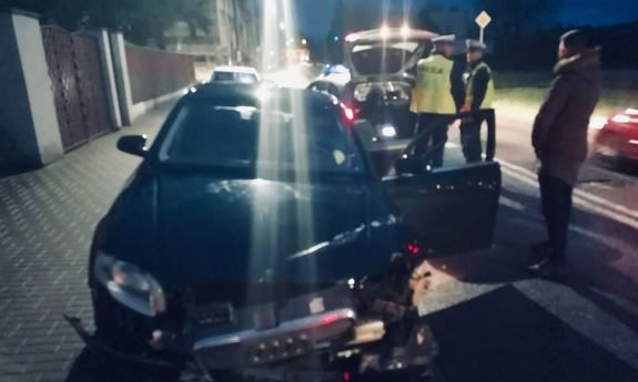 Pora nocna. Rozbite auto i policjanci.