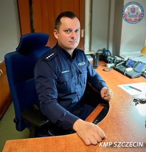 Policjant siedzi przy biurku