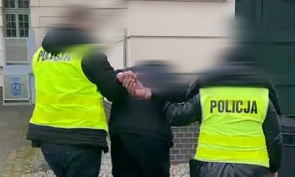 dwoje policjantów prowadzi zatrzymanego