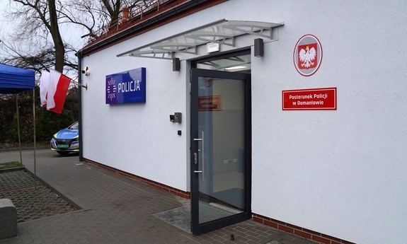 Wejście do budynku Posterunku Policji w Domaniowie