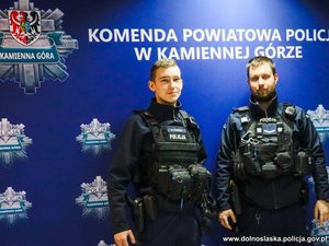 dwaj policjanci którzy pomagali kobiecie