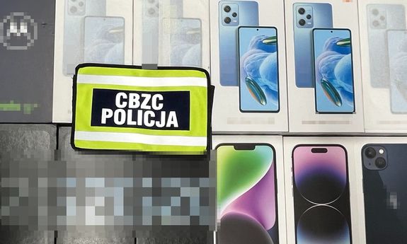 Opakowania na telefony komórkowe. Na nich leży opaska z napisem CBZC