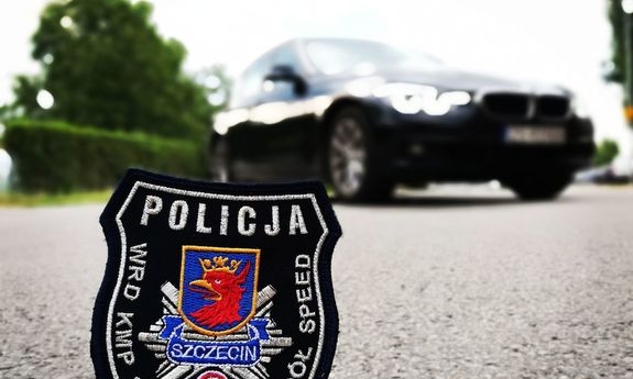 radiowóz policyjny stoi na drodze