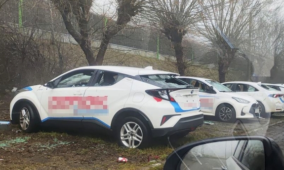 samochody stojące na parkingu, które uszkodził zatrzymany mężczyzna