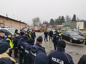 policjanci i strażacy w trakcie odprawy przed rozpoczęciem poszukiwań