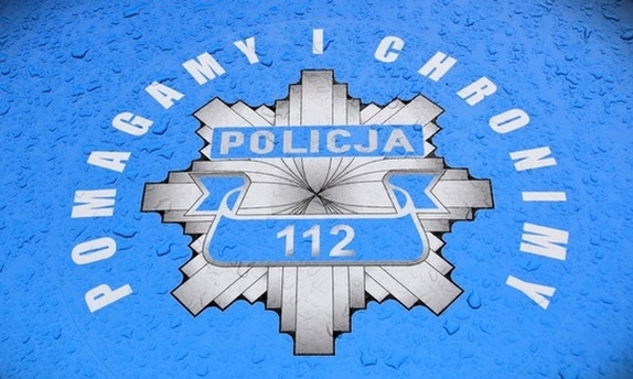 logo Pomagamy i chronimy na masce radiowozu policyjnego.