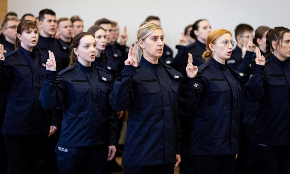 policjanci  w trakcie ślubowania