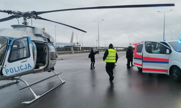 Policyjny śmigłowiec i karetka do transportu organów.