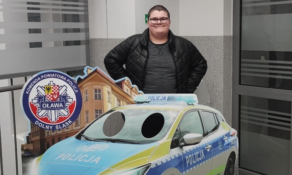 14-letni Mateusz z Jelcza-Laskowic podczas wizyty w komendzie Policji