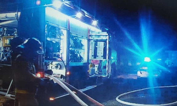 policyjny radiowóz i straży przed kamienicą, w której wybuchł pożar
