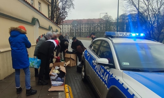 Policjanci ze Śródmieścia pomagają bezdomnym i potrzebującym rozdając odzież zimową i obuwie