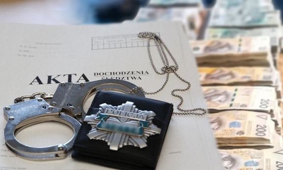 Teczka z aktami i kajdanki oraz banknoty w tle