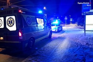 Na zdjęciu widzimy radiowóz oraz karetkę pogotowia ratunkowego