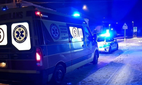Na zdjęciu widzimy radiowóz oraz karetkę pogotowia ratunkowego