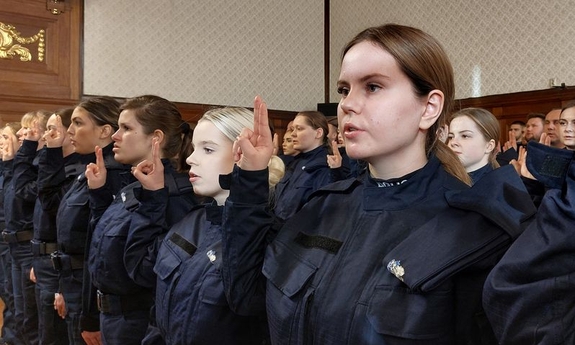 policjanci w trakcie ślubowania