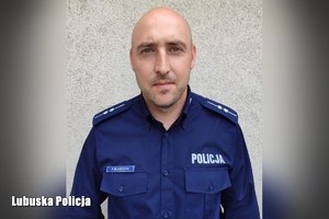 Policjant, który udzielił kobiecie pomocy