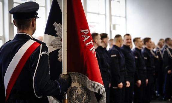 policjanci w trakcie ślubowania