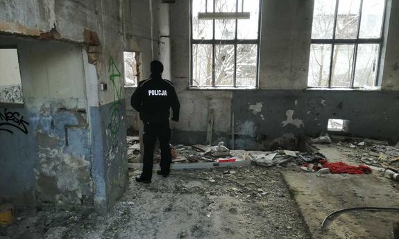 Policjant sprawdza pustostan