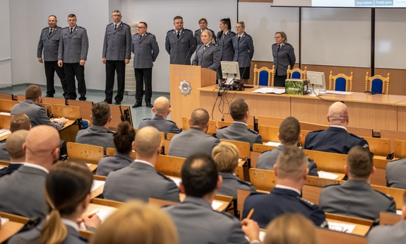 policjanci na auli w trakcie egzaminu oficerskiego