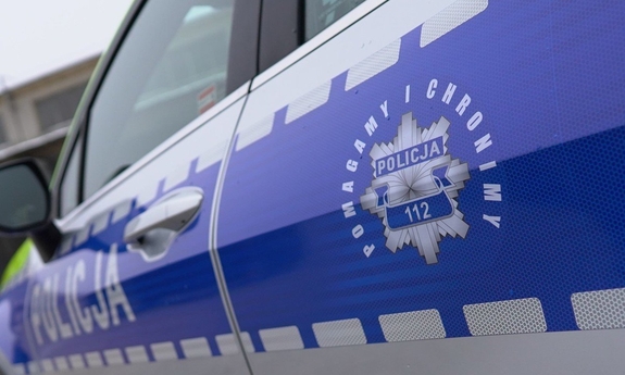 bok radiowozu policyjnego z logiem Pomagamy i chronimy