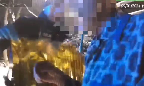 Policjant okrywa kocem zziębniętego mężczyznę