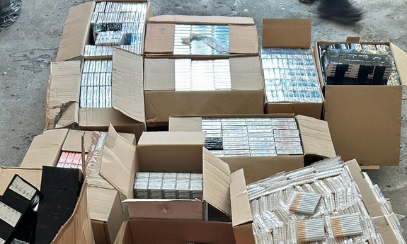 kartony z zabezpieczonymi paczkami papierosów