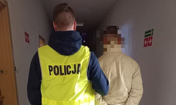 Policjant prowadzi zatrzymanego